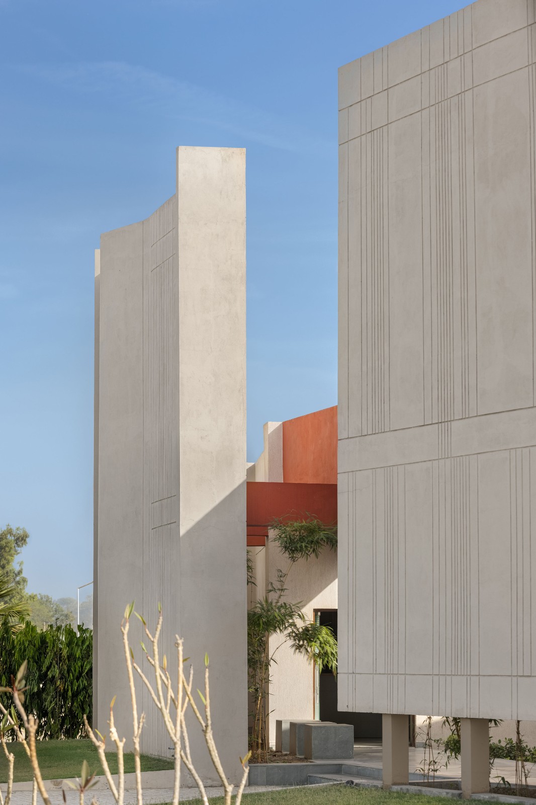 BIM建筑|立起围墙的校园 / Kamat & Rozario Architecture BIM建筑|立起围墙的校园 / Kamat & Rozario Architecture