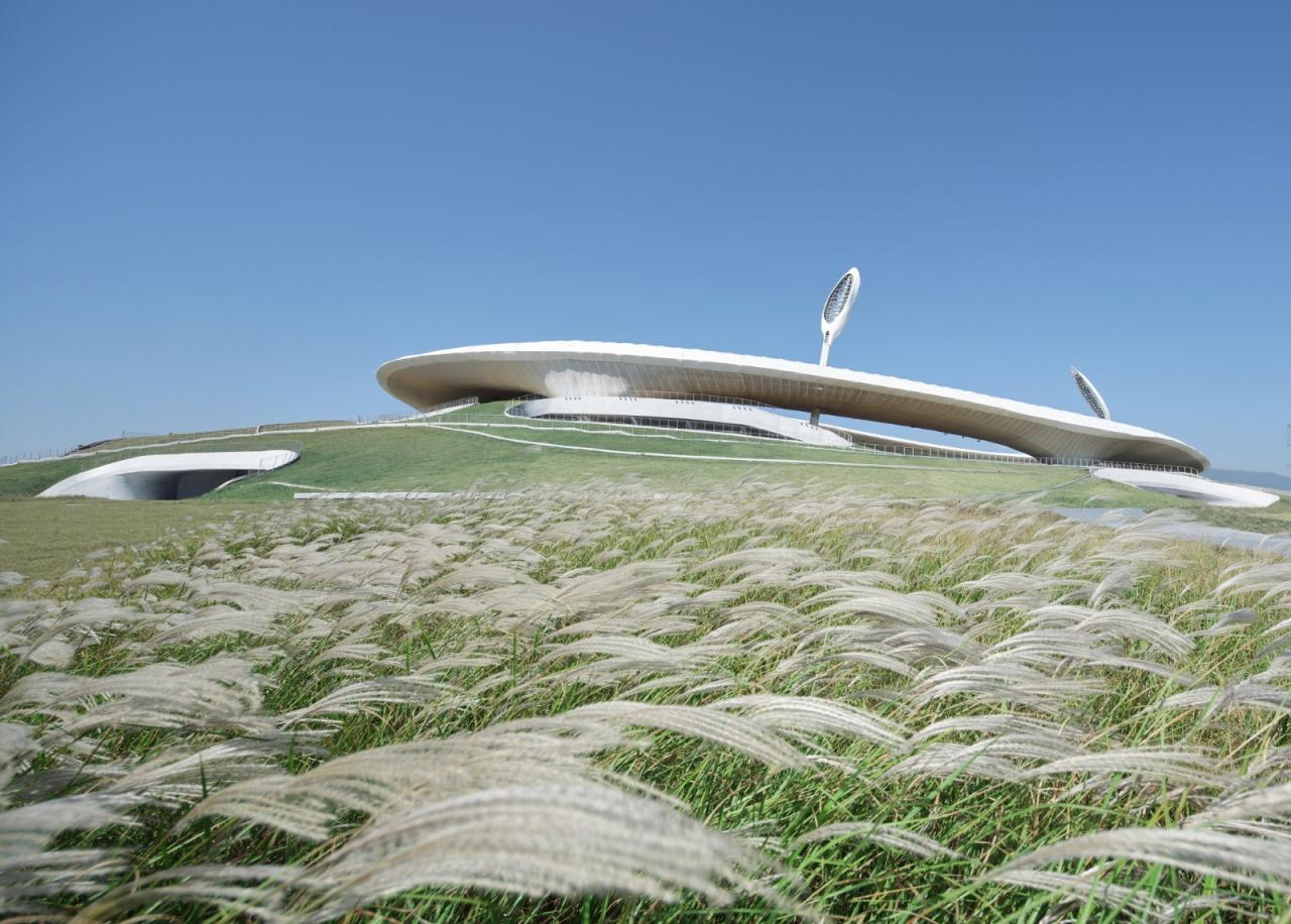 BIM建筑|全球最大覆土建筑群设计:“消失的体育场”/ MAD马岩松 BIM建筑|全球最大覆土建筑群设计:“消失的体育场”/ MAD马岩松