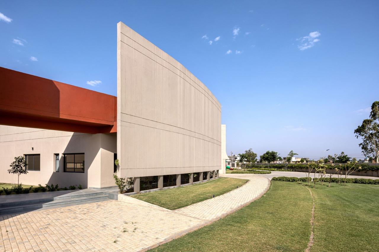BIM建筑|立起围墙的校园 / Kamat & Rozario Architecture BIM建筑|立起围墙的校园 / Kamat & Rozario Architecture