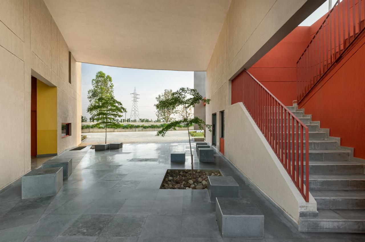 BIM建筑|立起围墙的校园 / Kamat & Rozario Architecture BIM建筑|立起围墙的校园 / Kamat & Rozario Architecture