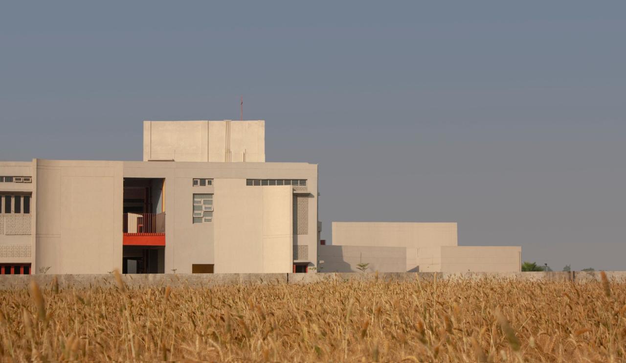 BIM建筑|立起围墙的校园 / Kamat & Rozario Architecture BIM建筑|立起围墙的校园 / Kamat & Rozario Architecture