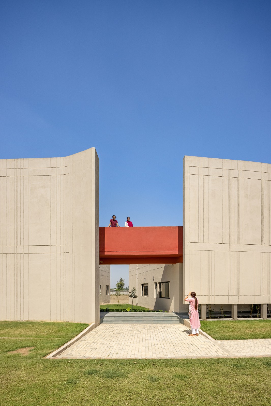 BIM建筑|立起围墙的校园 / Kamat & Rozario Architecture BIM建筑|立起围墙的校园 / Kamat & Rozario Architecture