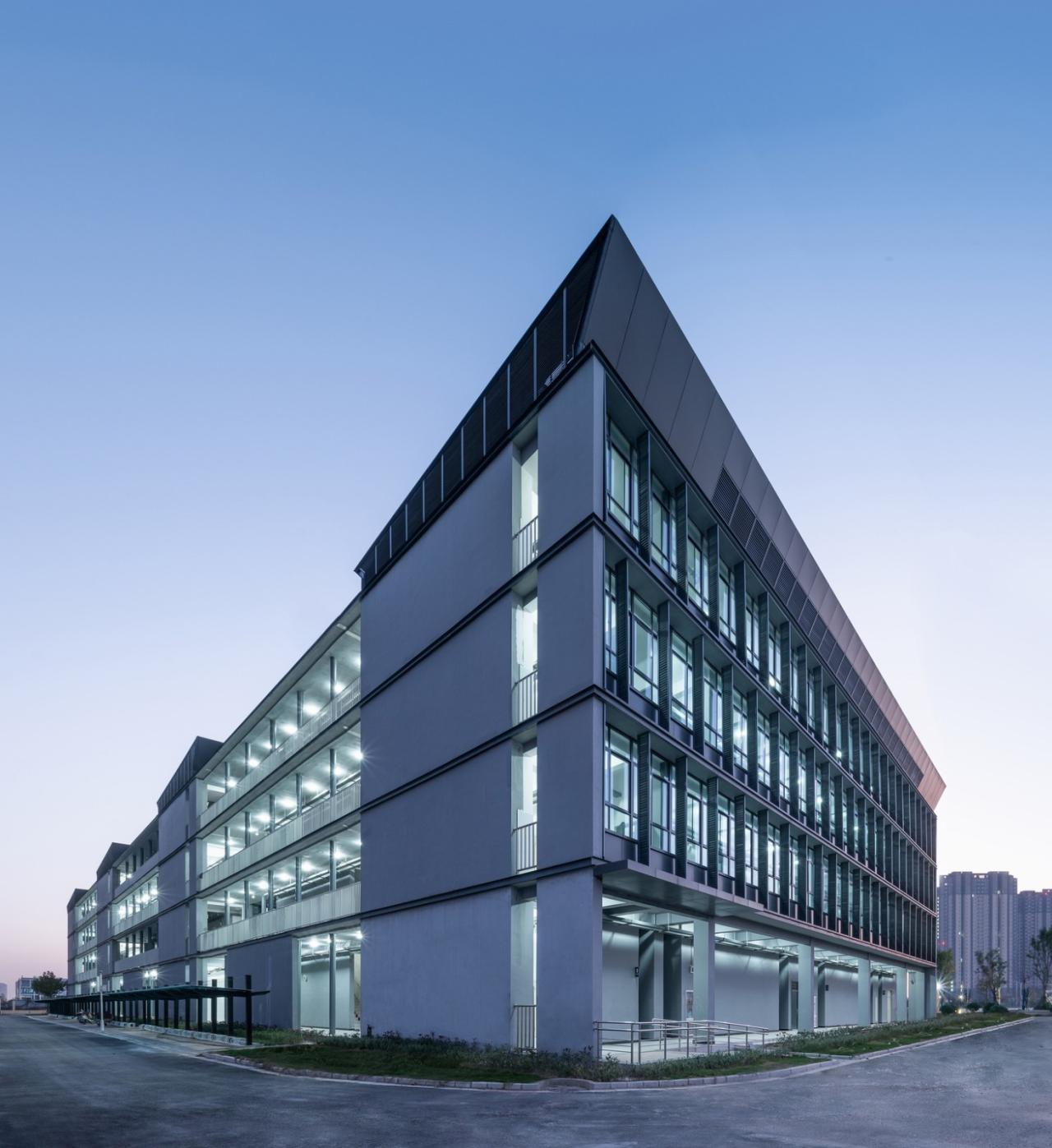 BIM建筑|郑州航空港第八安置区配套中学暨郑州第130中学 / 上海联创设计集团 BIM建筑|郑州航空港第八安置区配套中学暨郑州第130中学 / 上海联创设计集团