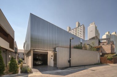 BIM建筑|扭曲营造空间,金属立面住宅 / Archirie-BIM建筑网
