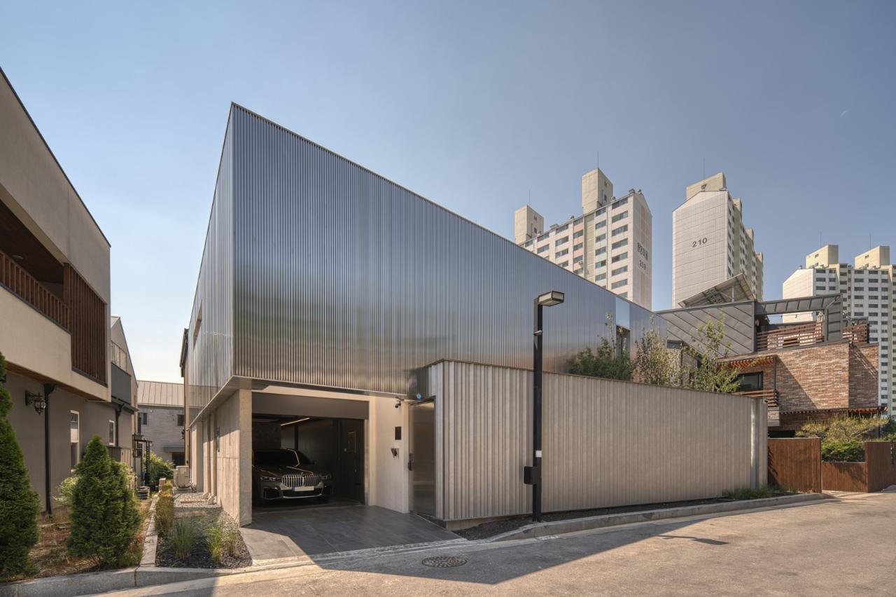 BIM建筑|扭曲营造空间,金属立面住宅 / Archirie BIM建筑|扭曲营造空间,金属立面住宅 / Archirie