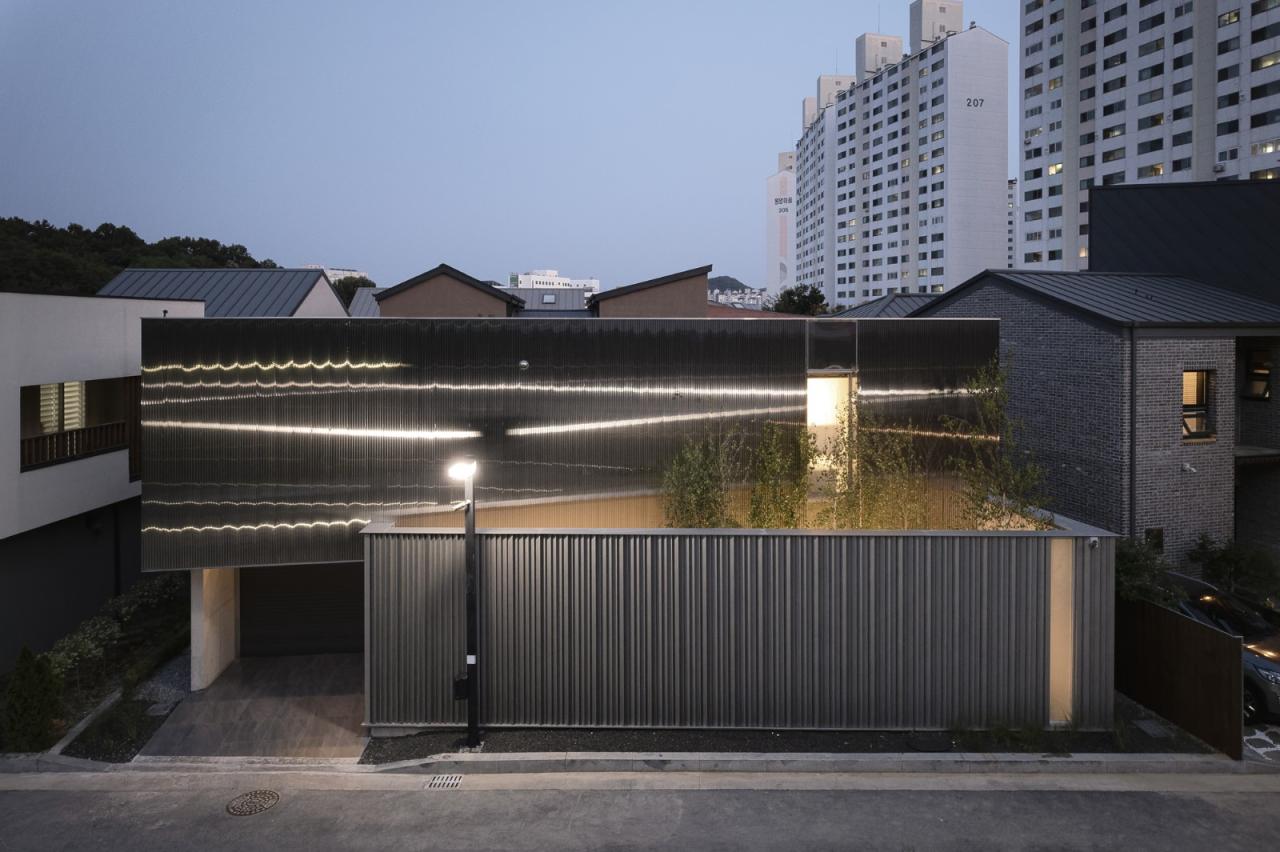 BIM建筑|扭曲营造空间,金属立面住宅 / Archirie BIM建筑|扭曲营造空间,金属立面住宅 / Archirie