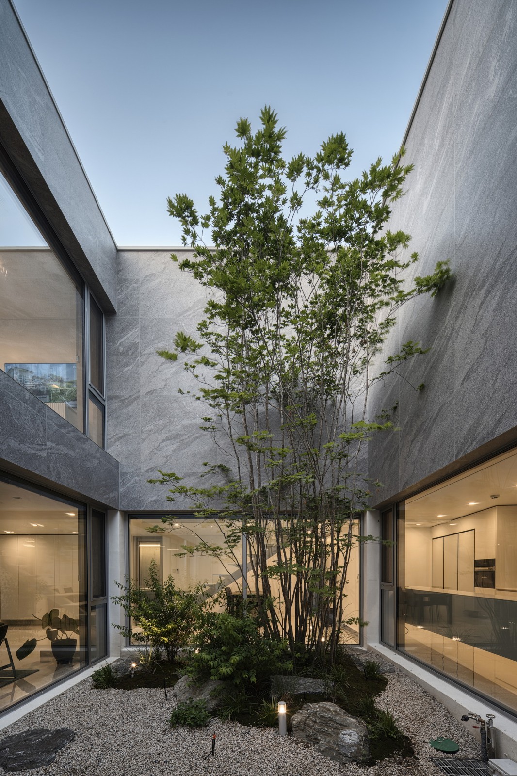 BIM建筑|扭曲营造空间,金属立面住宅 / Archirie BIM建筑|扭曲营造空间,金属立面住宅 / Archirie