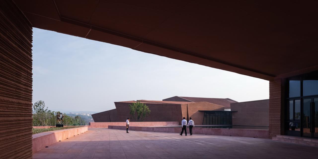 BIM建筑|红色石阵,云南东风韵艺术中心 / 孟凡浩 BIM建筑|红色石阵,云南东风韵艺术中心 / 孟凡浩