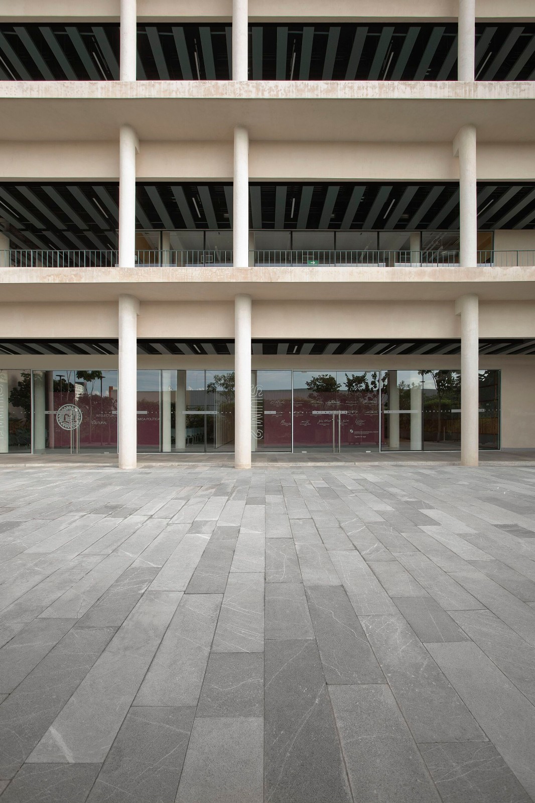 BIM建筑|梅里达银行与商业学校 / IUA Ignacio Urquiza Arquitectos BIM建筑|梅里达银行与商业学校 / IUA Ignacio Urquiza Arquitectos