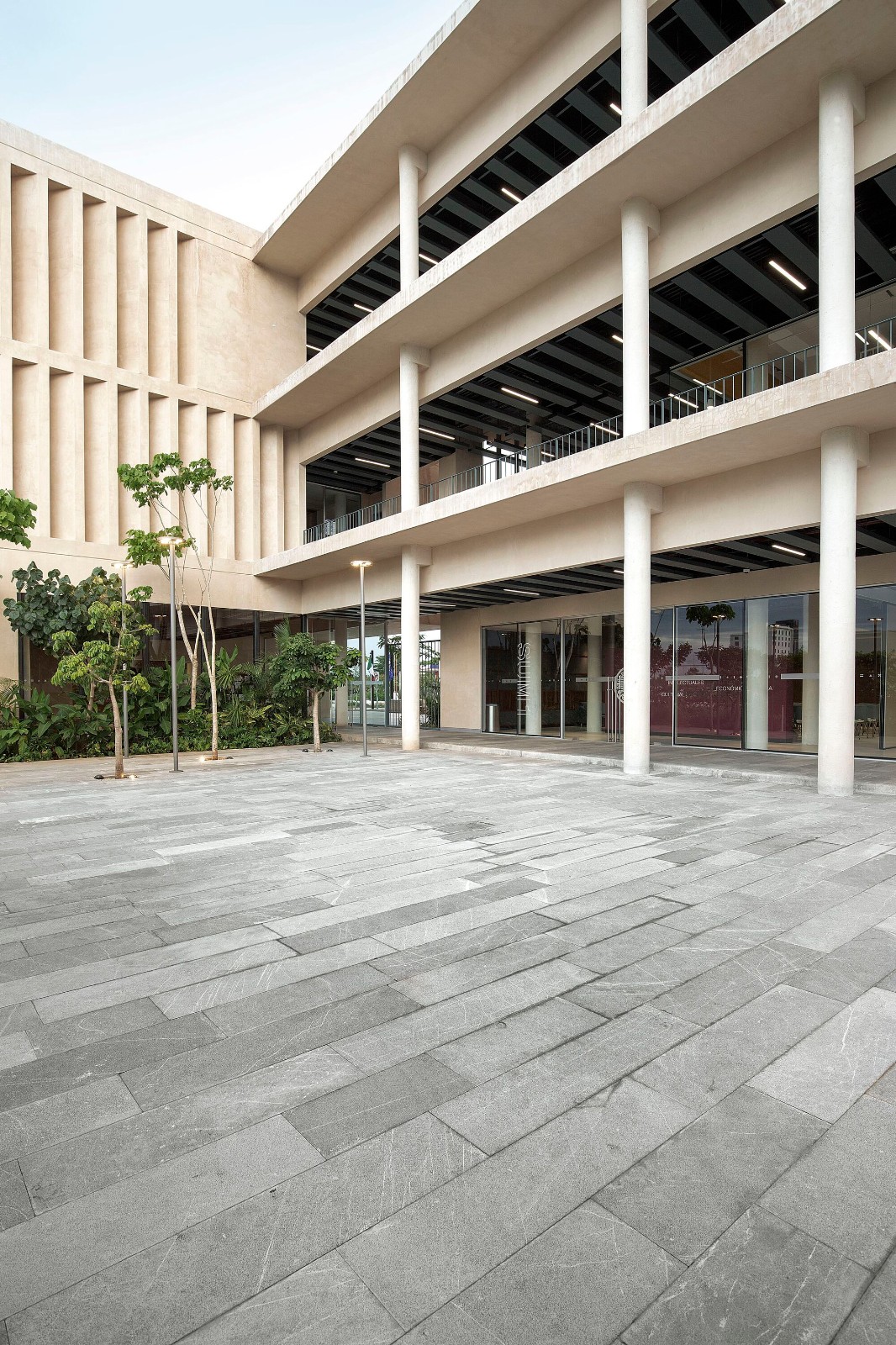 BIM建筑|梅里达银行与商业学校 / IUA Ignacio Urquiza Arquitectos BIM建筑|梅里达银行与商业学校 / IUA Ignacio Urquiza Arquitectos