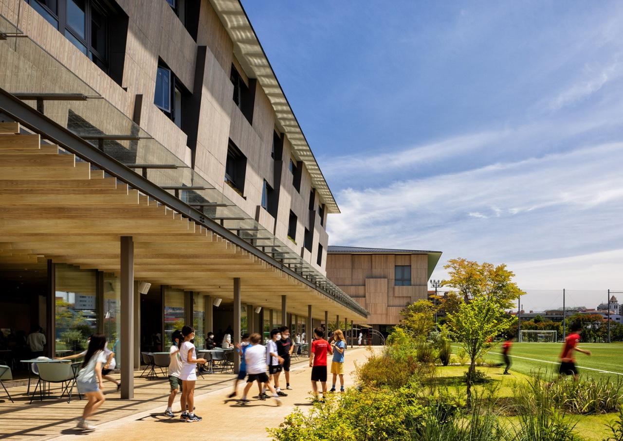 BIM建筑|横滨国际学校,内外均木质饰面 / 大成建设 + 隈研吾建筑都市设计事务所 BIM建筑|横滨国际学校,内外均木质饰面 / 大成建设 + 隈研吾建筑都市设计事务所
