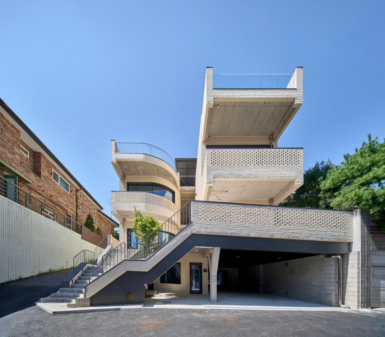 BIM建筑|通向街角的楼梯,Y2 综合大楼 / DAAL BIM建筑|通向街角的楼梯,Y2 综合大楼 / DAAL