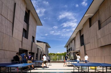 BIM建筑|横滨国际学校,内外均木质饰面 / 大成建设 + 隈研吾建筑都市设计事务所-BIM建筑网