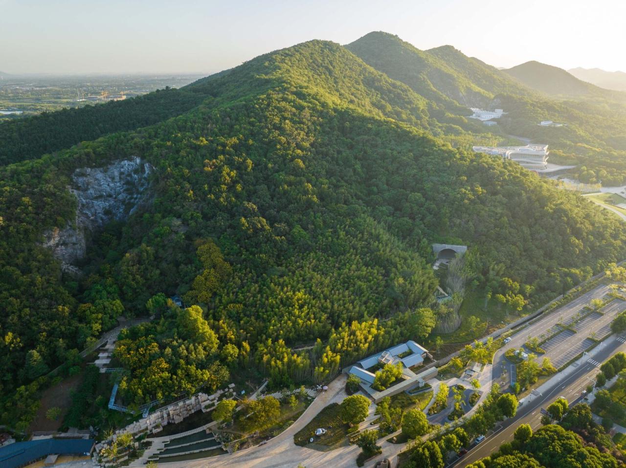 BIM建筑|南京汤山猿人洞游客驿站 / 东南大学建筑设计研究院建筑技术与艺术(ATA)工作室 BIM建筑|南京汤山猿人洞游客驿站 / 东南大学建筑设计研究院建筑技术与艺术(ATA)工作室