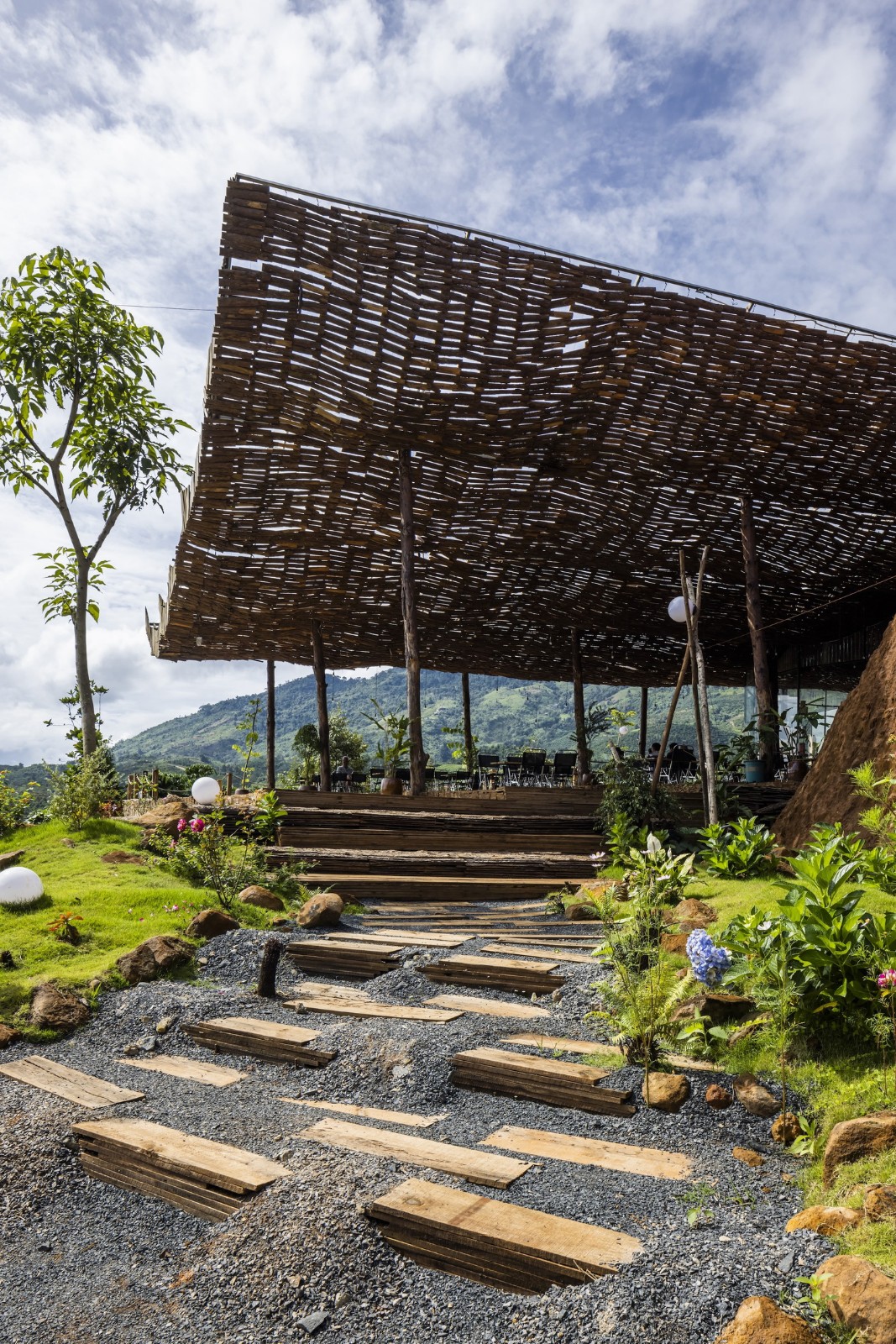 BIM建筑|隐隐看向天空,阮氏咖啡 / The Bloom BIM建筑|隐隐看向天空,阮氏咖啡 / The Bloom