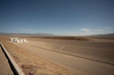 BIM建筑|迈克尔·海泽在内华达沙漠完成“城市”雕塑-BIM建筑网