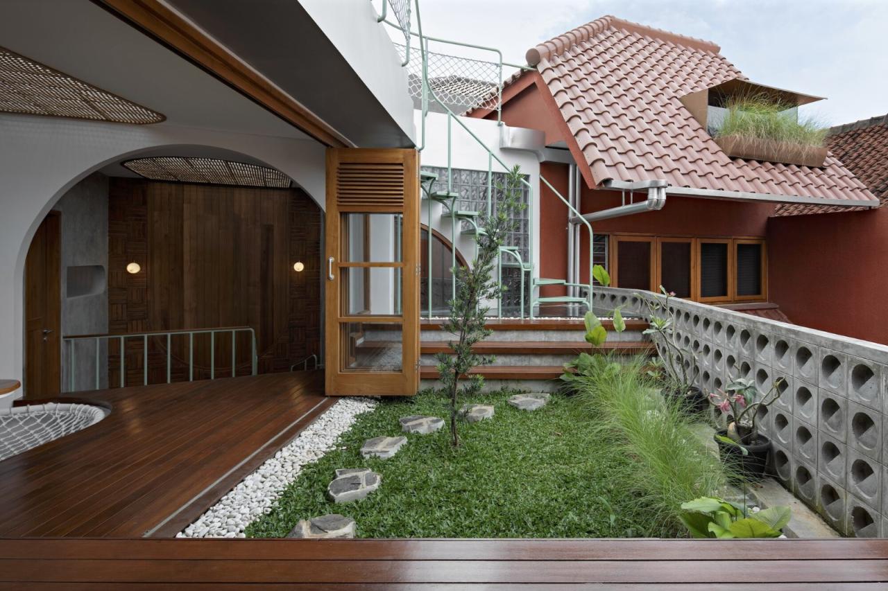BIM建筑|爪哇屋顶+旋转房间,分心的房子 / Ismail Solehudin Architecture BIM建筑|爪哇屋顶+旋转房间,分心的房子 / Ismail Solehudin Architecture