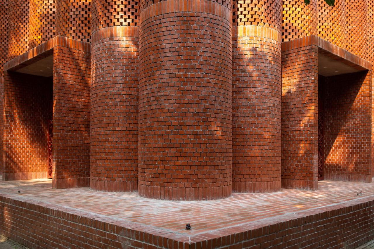 BIM建筑| 陵墓纪念堂,混凝土圆柱‘滴落’ / Sthapotik BIM建筑| 陵墓纪念堂,混凝土圆柱‘滴落’ / Sthapotik