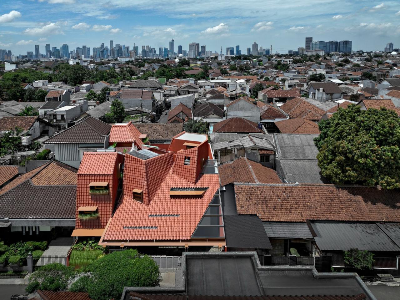 BIM建筑|爪哇屋顶+旋转房间,分心的房子 / Ismail Solehudin Architecture BIM建筑|爪哇屋顶+旋转房间,分心的房子 / Ismail Solehudin Architecture