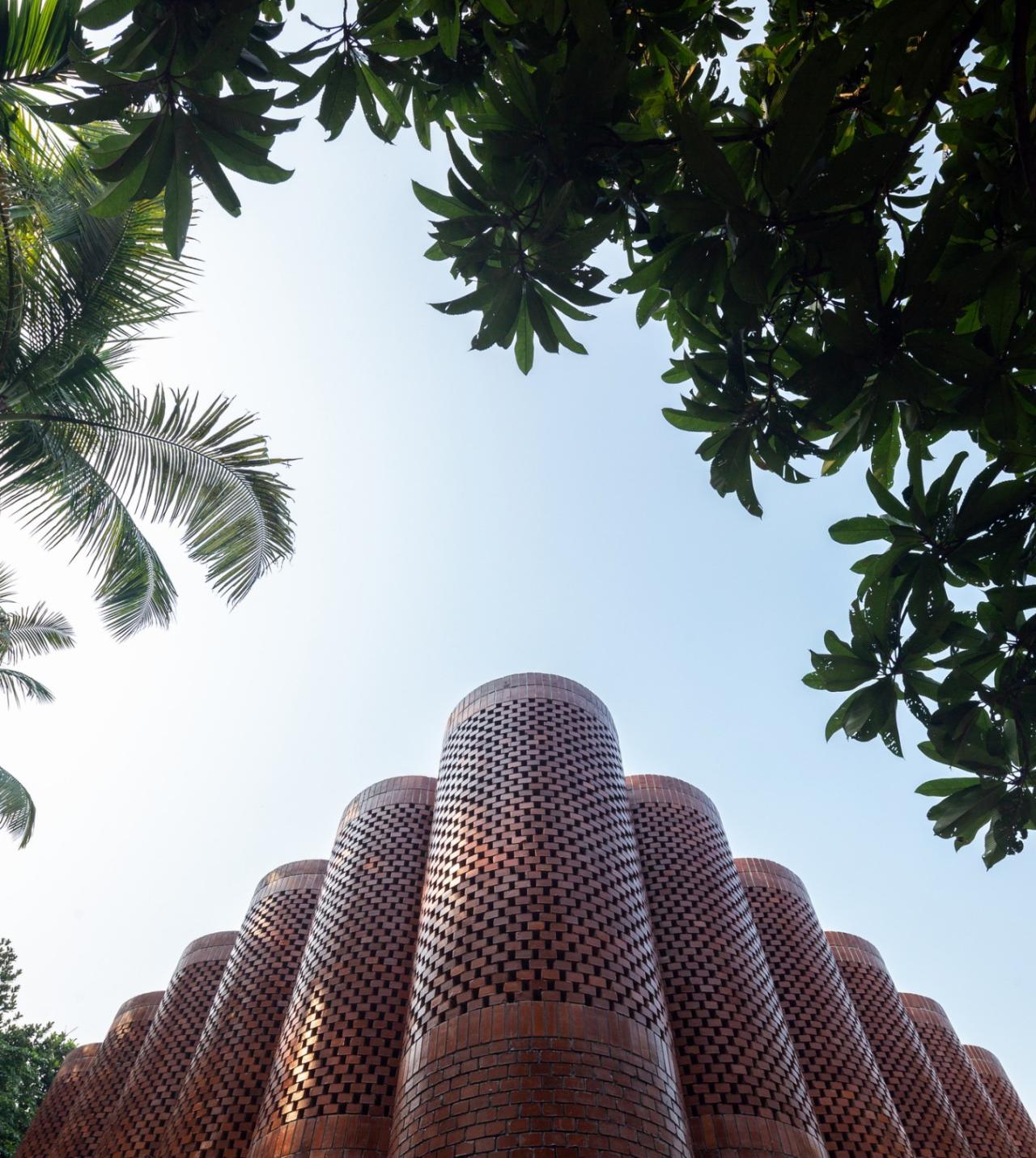 BIM建筑| 陵墓纪念堂,混凝土圆柱‘滴落’ / Sthapotik BIM建筑| 陵墓纪念堂,混凝土圆柱‘滴落’ / Sthapotik