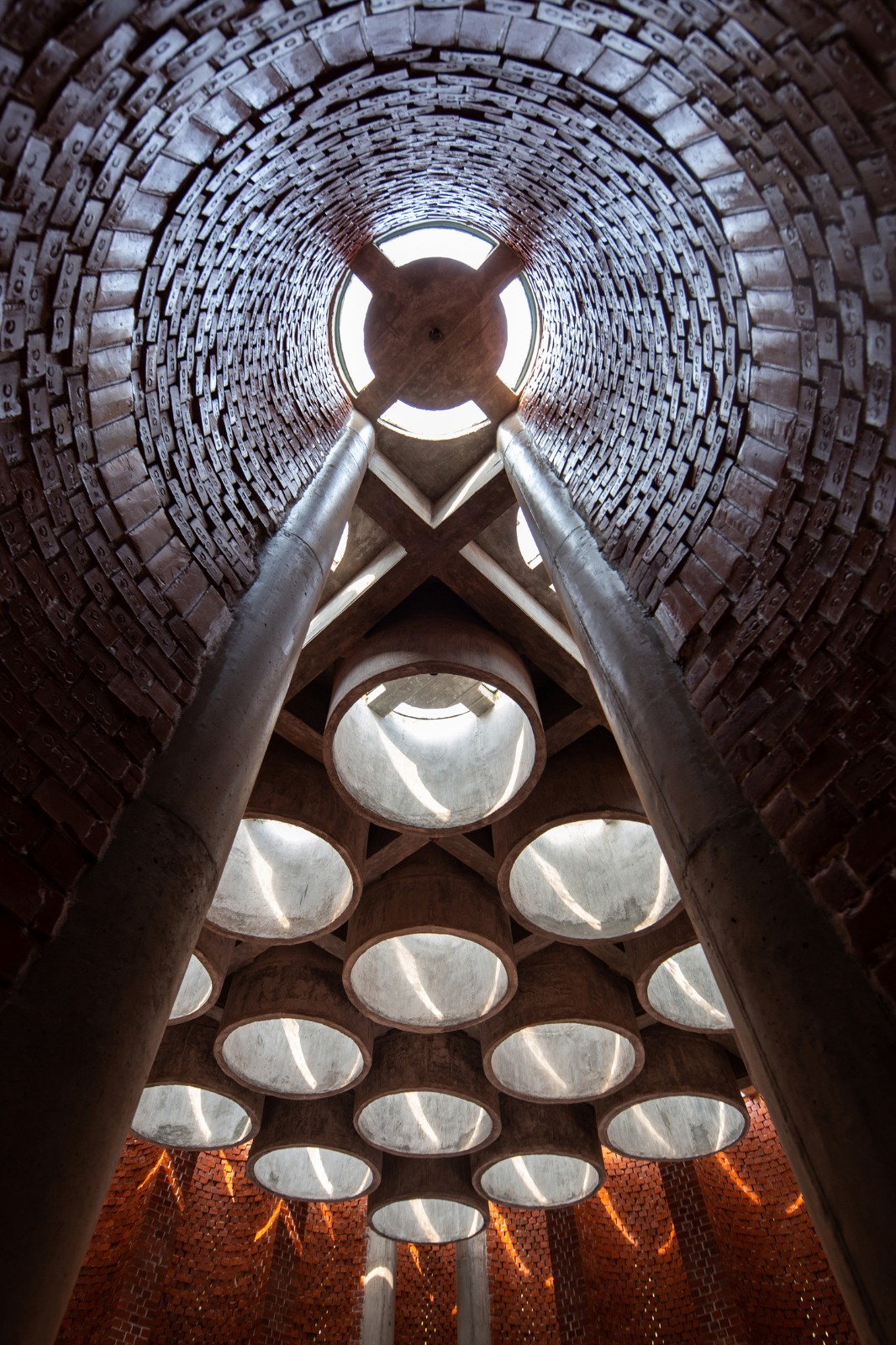BIM建筑| 陵墓纪念堂,混凝土圆柱‘滴落’ / Sthapotik BIM建筑| 陵墓纪念堂,混凝土圆柱‘滴落’ / Sthapotik