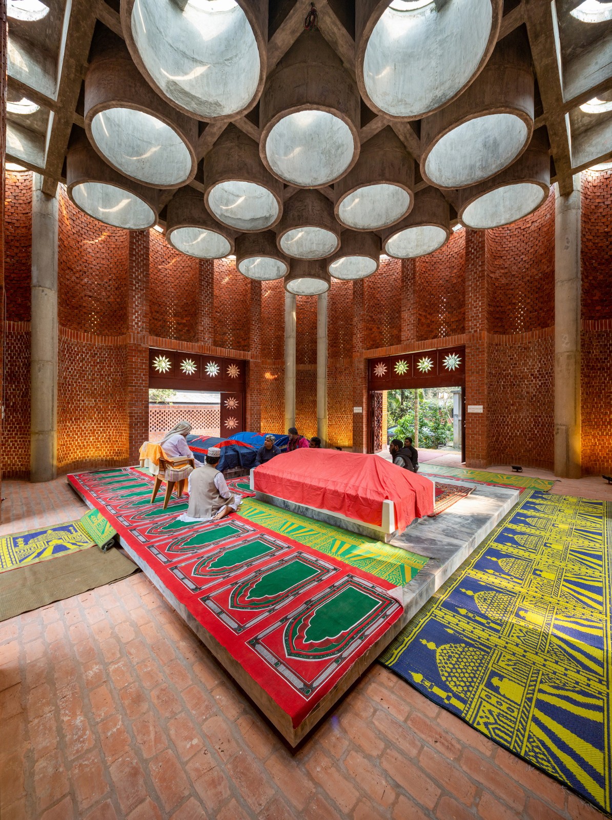 BIM建筑| 陵墓纪念堂,混凝土圆柱‘滴落’ / Sthapotik BIM建筑| 陵墓纪念堂,混凝土圆柱‘滴落’ / Sthapotik