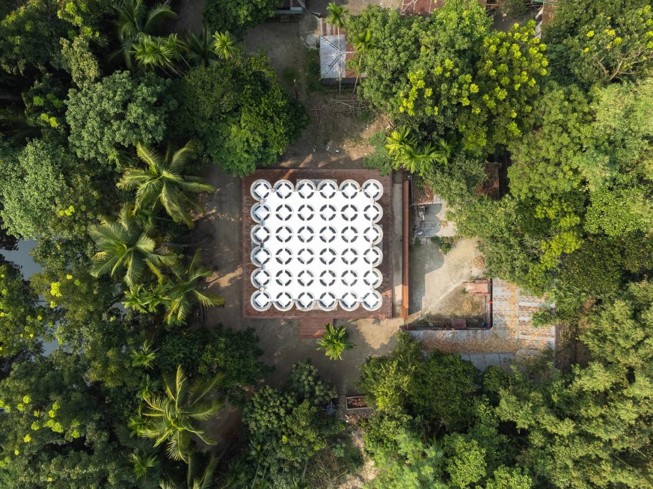 BIM建筑| 陵墓纪念堂,混凝土圆柱‘滴落’ / Sthapotik BIM建筑| 陵墓纪念堂,混凝土圆柱‘滴落’ / Sthapotik