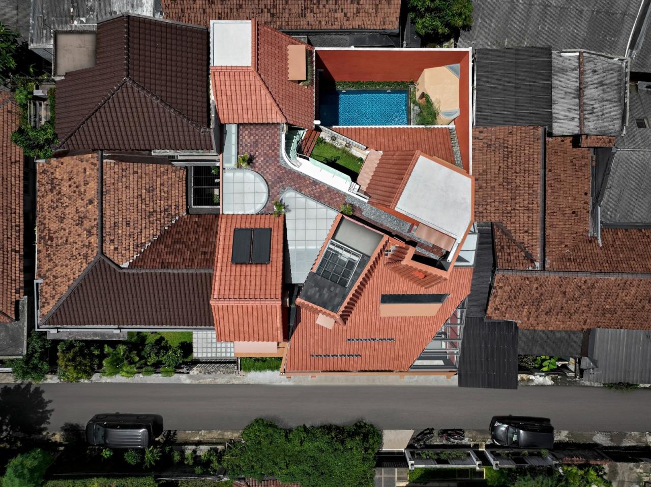 BIM建筑|爪哇屋顶+旋转房间,分心的房子 / Ismail Solehudin Architecture BIM建筑|爪哇屋顶+旋转房间,分心的房子 / Ismail Solehudin Architecture