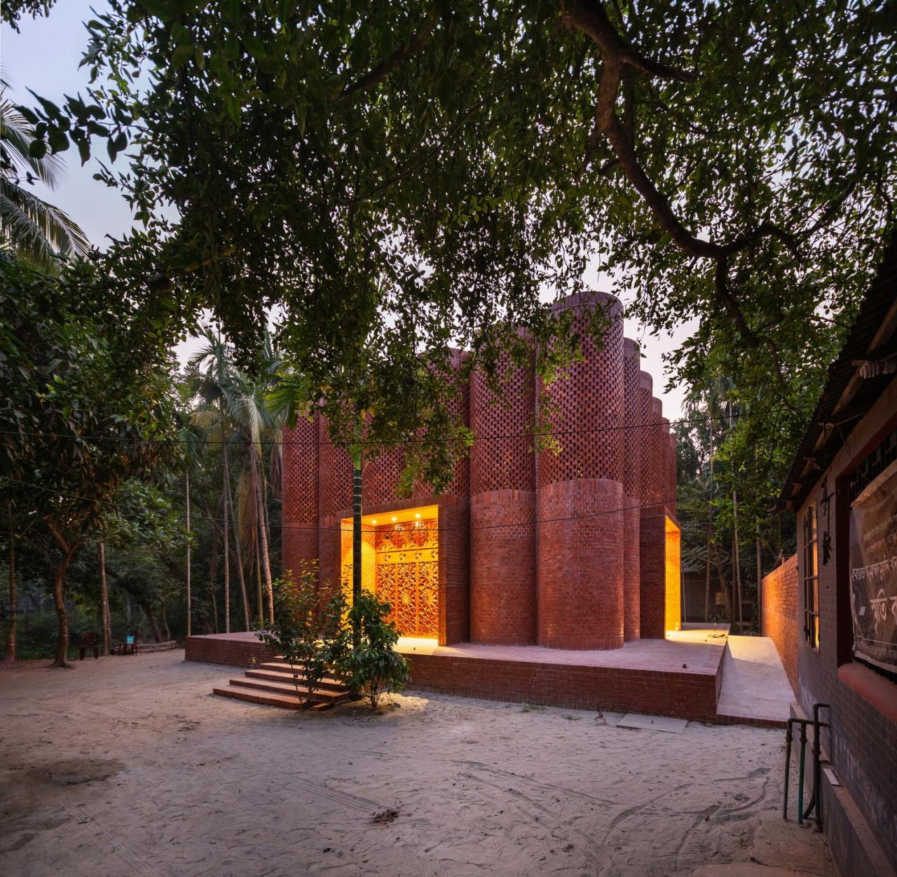 BIM建筑| 陵墓纪念堂,混凝土圆柱‘滴落’ / Sthapotik BIM建筑| 陵墓纪念堂,混凝土圆柱‘滴落’ / Sthapotik