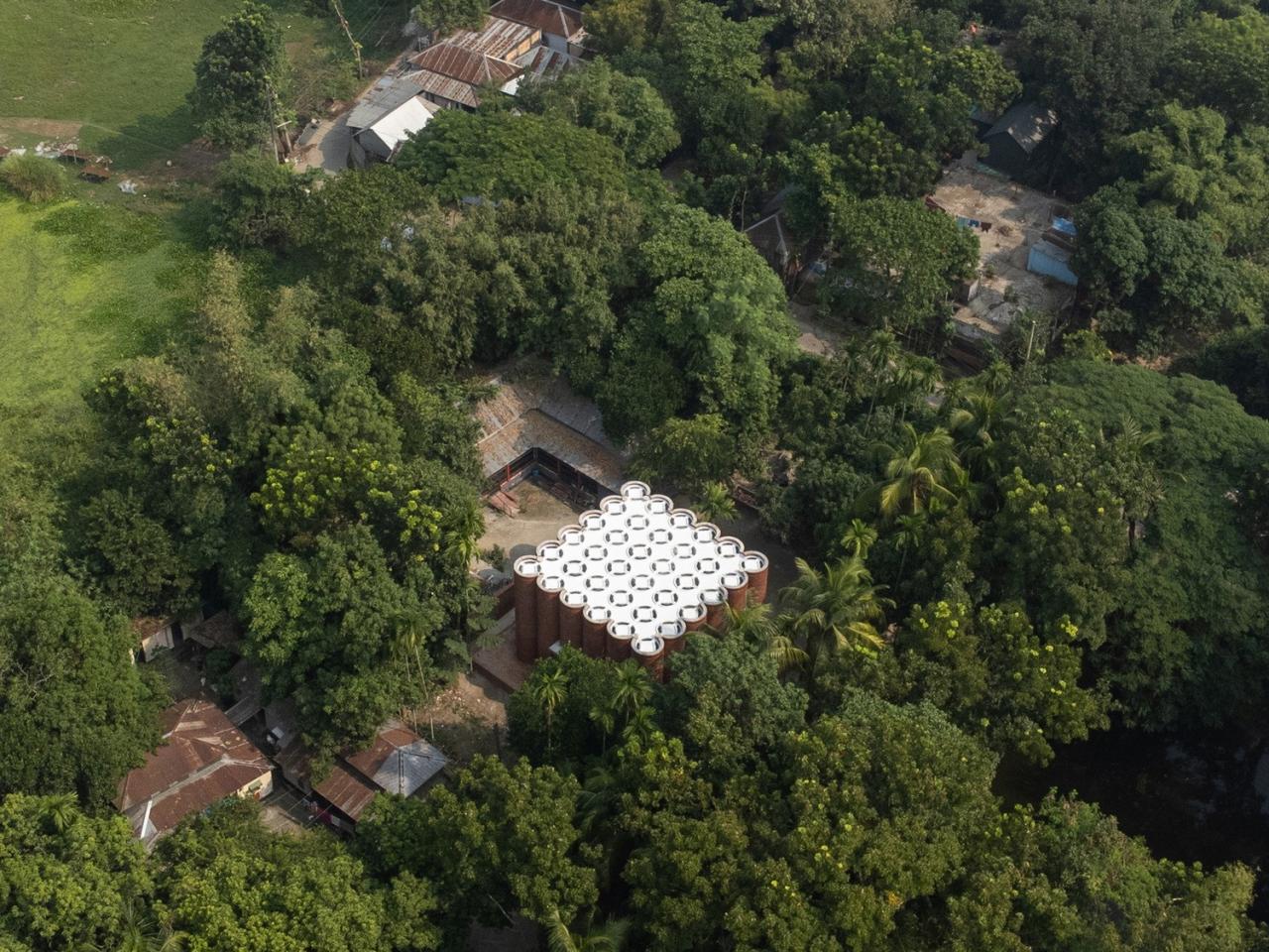 BIM建筑| 陵墓纪念堂,混凝土圆柱‘滴落’ / Sthapotik BIM建筑| 陵墓纪念堂,混凝土圆柱‘滴落’ / Sthapotik