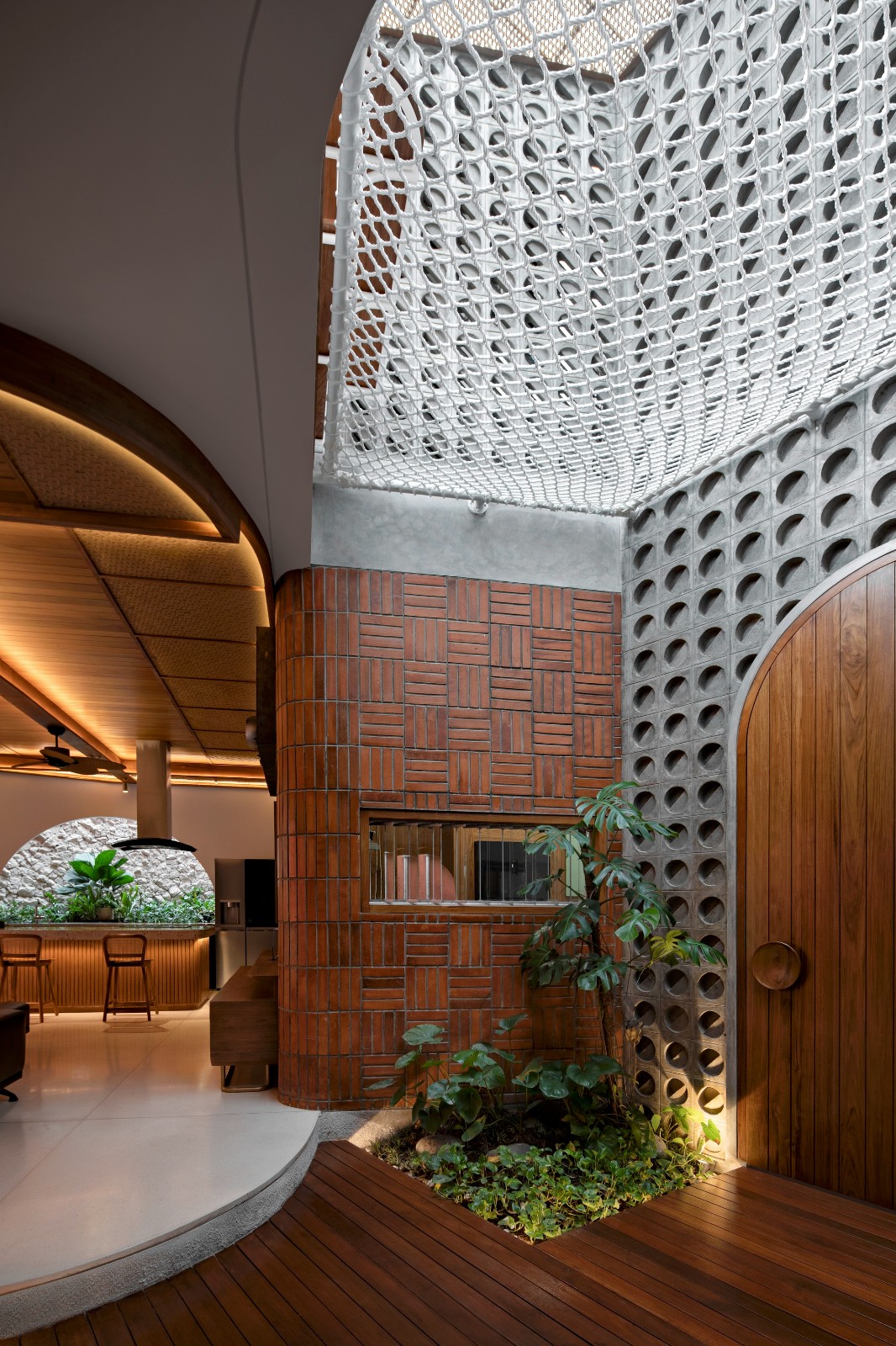 BIM建筑|爪哇屋顶+旋转房间,分心的房子 / Ismail Solehudin Architecture BIM建筑|爪哇屋顶+旋转房间,分心的房子 / Ismail Solehudin Architecture
