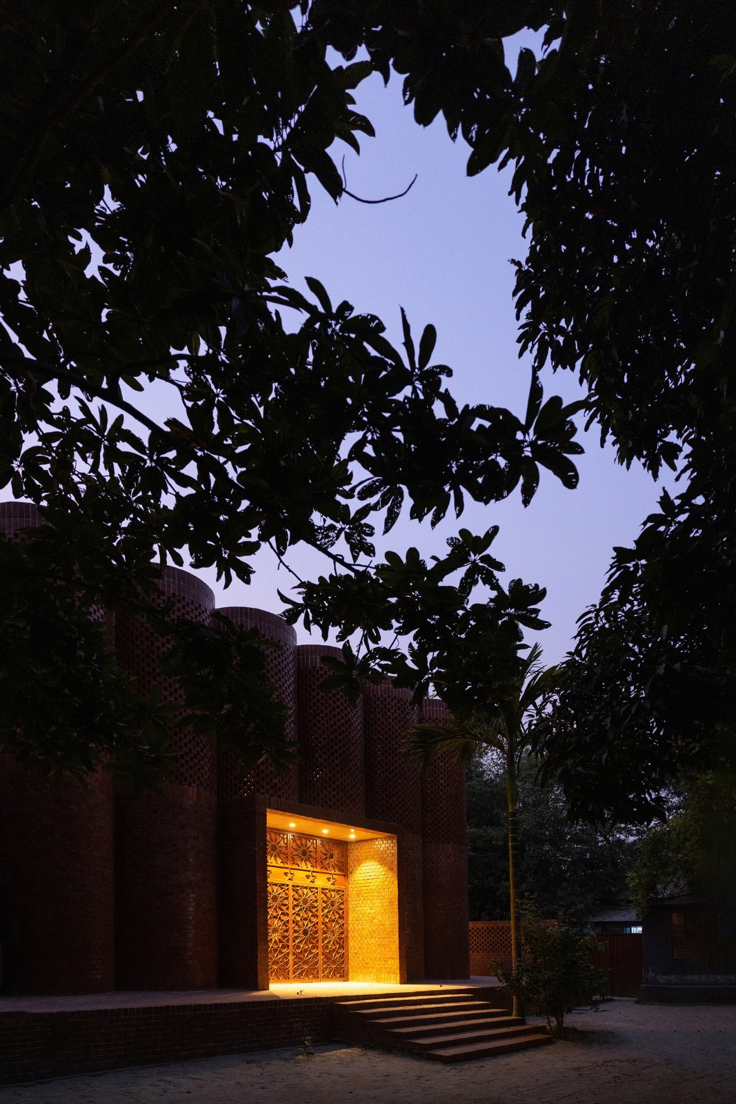 BIM建筑| 陵墓纪念堂,混凝土圆柱‘滴落’ / Sthapotik BIM建筑| 陵墓纪念堂,混凝土圆柱‘滴落’ / Sthapotik