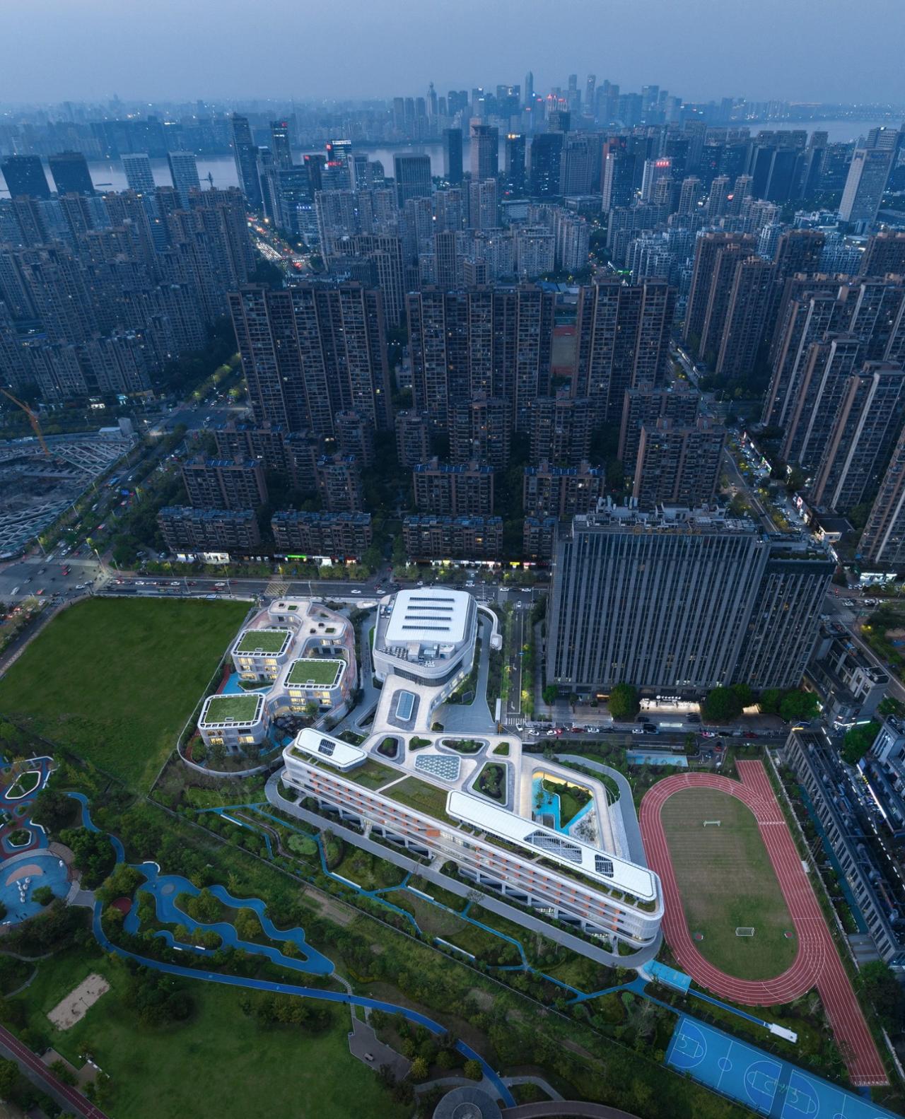 BIM建筑|对话童心,天性乐园:杭州江南实验学校教育集团江晖小学 / 浙江大学建筑设计研究院 BIM建筑|对话童心,天性乐园:杭州江南实验学校教育集团江晖小学 / 浙江大学建筑设计研究院