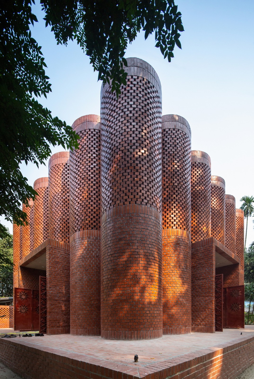 BIM建筑| 陵墓纪念堂,混凝土圆柱‘滴落’ / Sthapotik BIM建筑| 陵墓纪念堂,混凝土圆柱‘滴落’ / Sthapotik