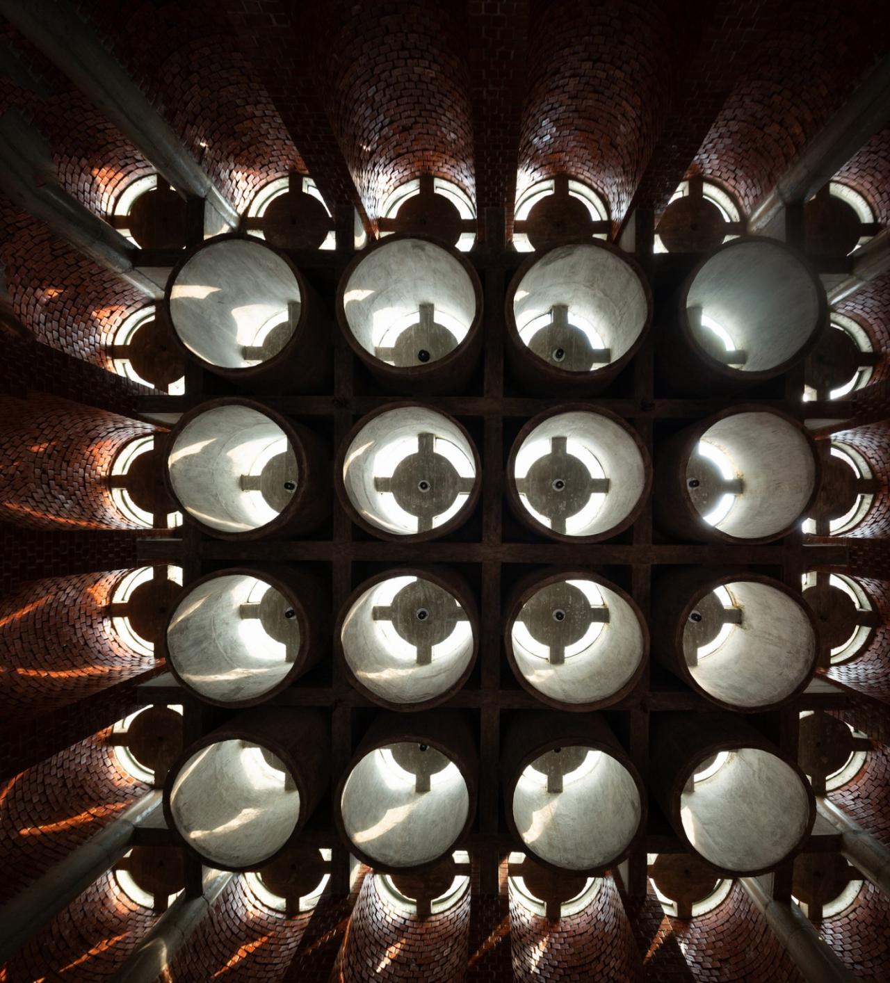 BIM建筑| 陵墓纪念堂,混凝土圆柱‘滴落’ / Sthapotik BIM建筑| 陵墓纪念堂,混凝土圆柱‘滴落’ / Sthapotik