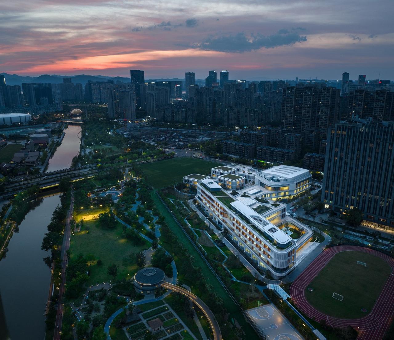 BIM建筑|对话童心,天性乐园:杭州江南实验学校教育集团江晖小学 / 浙江大学建筑设计研究院 BIM建筑|对话童心,天性乐园:杭州江南实验学校教育集团江晖小学 / 浙江大学建筑设计研究院