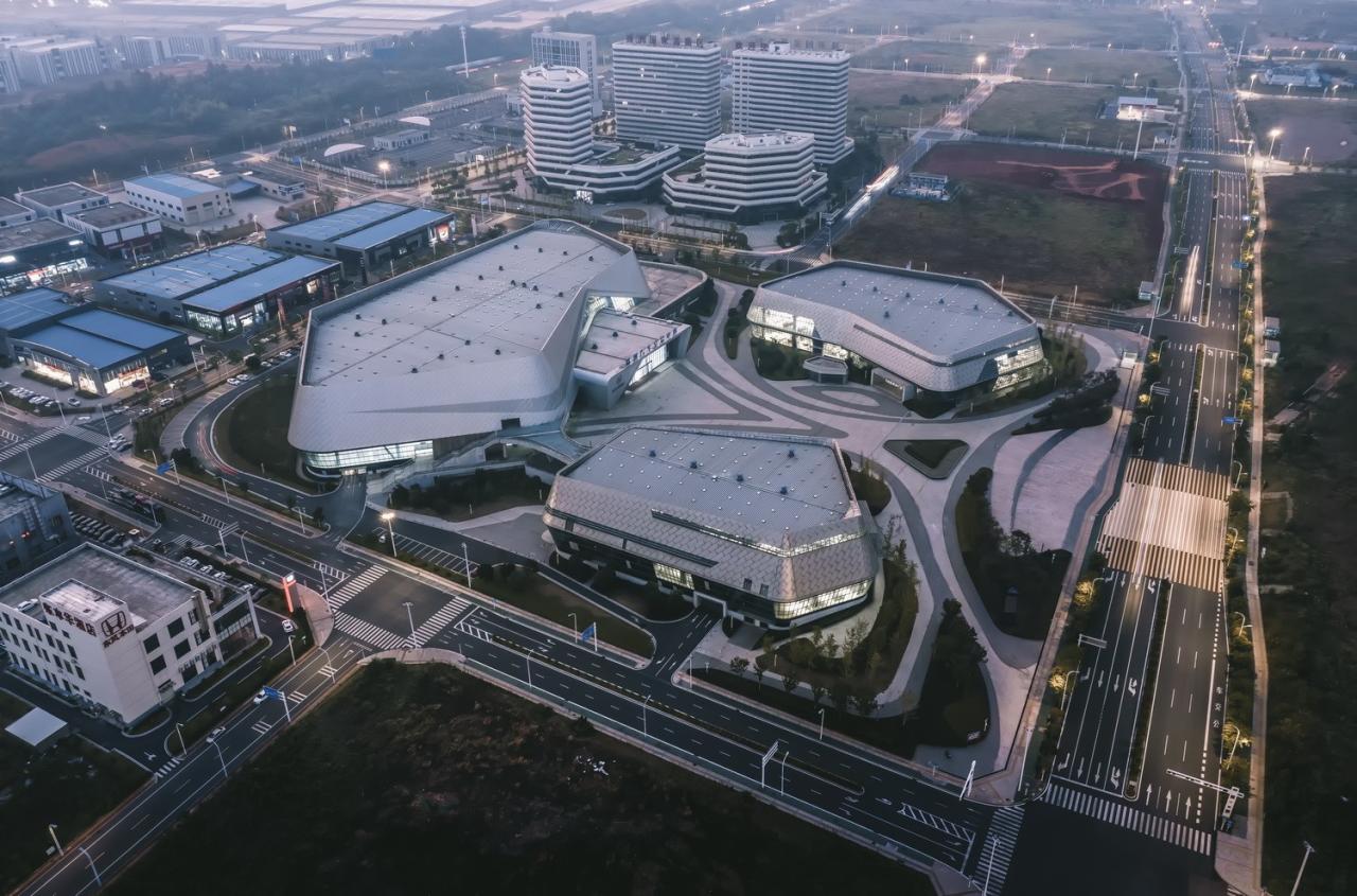 BIM建筑|自由 动感 科技:株洲汽博园交易中心一体化设计探讨 / 罗劲工作室 BIM建筑|自由 动感 科技:株洲汽博园交易中心一体化设计探讨 / 罗劲工作室