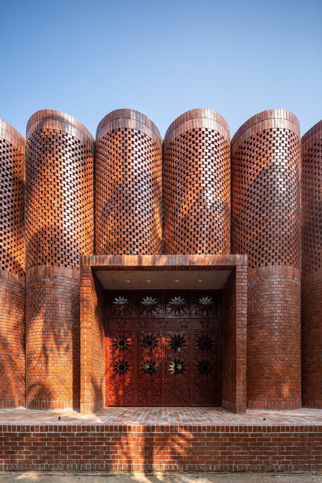 BIM建筑| 陵墓纪念堂,混凝土圆柱‘滴落’ / Sthapotik BIM建筑| 陵墓纪念堂,混凝土圆柱‘滴落’ / Sthapotik