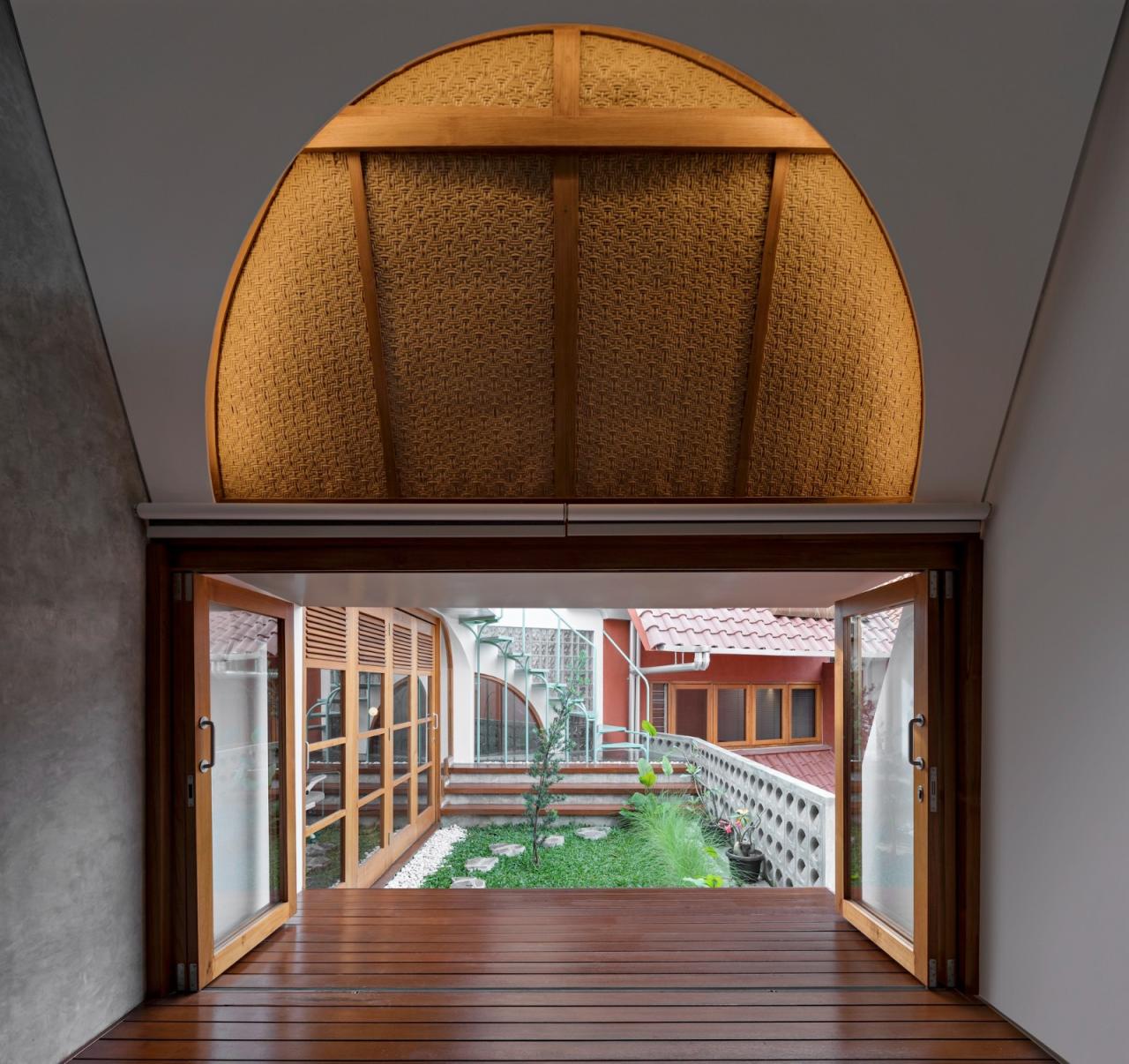 BIM建筑|爪哇屋顶+旋转房间,分心的房子 / Ismail Solehudin Architecture BIM建筑|爪哇屋顶+旋转房间,分心的房子 / Ismail Solehudin Architecture
