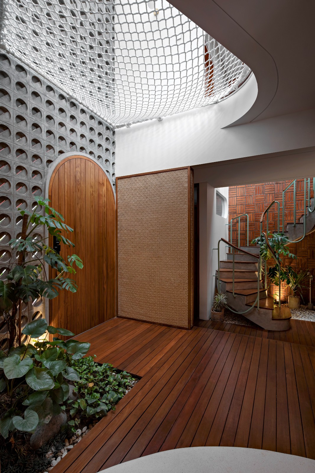 BIM建筑|爪哇屋顶+旋转房间,分心的房子 / Ismail Solehudin Architecture BIM建筑|爪哇屋顶+旋转房间,分心的房子 / Ismail Solehudin Architecture