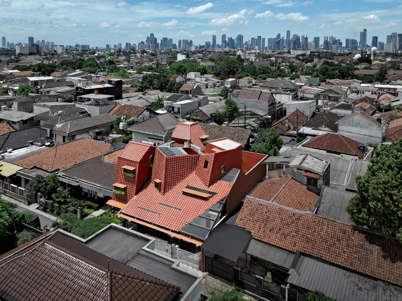 BIM建筑|爪哇屋顶+旋转房间,分心的房子 / Ismail Solehudin Architecture BIM建筑|爪哇屋顶+旋转房间,分心的房子 / Ismail Solehudin Architecture