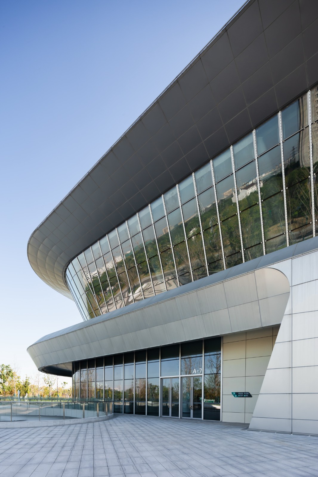 BIM建筑|体育运动催化城市生活:桐乡市全民健身中心暨李宁体育园 / PTD柏涛设计 BIM建筑|体育运动催化城市生活:桐乡市全民健身中心暨李宁体育园 / PTD柏涛设计