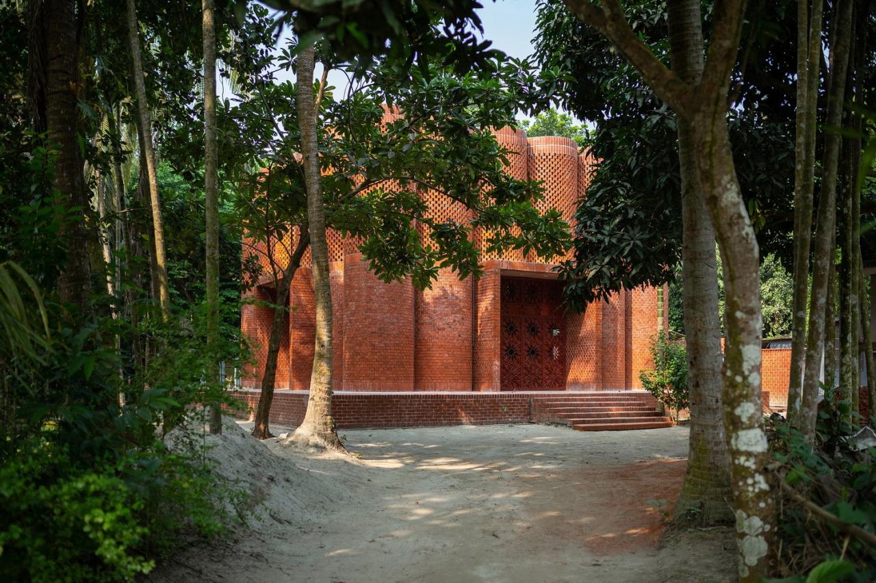 BIM建筑| 陵墓纪念堂,混凝土圆柱‘滴落’ / Sthapotik BIM建筑| 陵墓纪念堂,混凝土圆柱‘滴落’ / Sthapotik