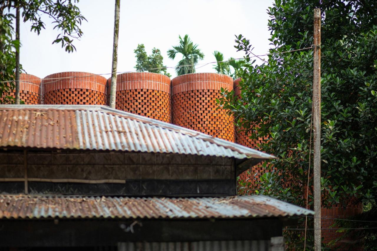 BIM建筑| 陵墓纪念堂,混凝土圆柱‘滴落’ / Sthapotik BIM建筑| 陵墓纪念堂,混凝土圆柱‘滴落’ / Sthapotik