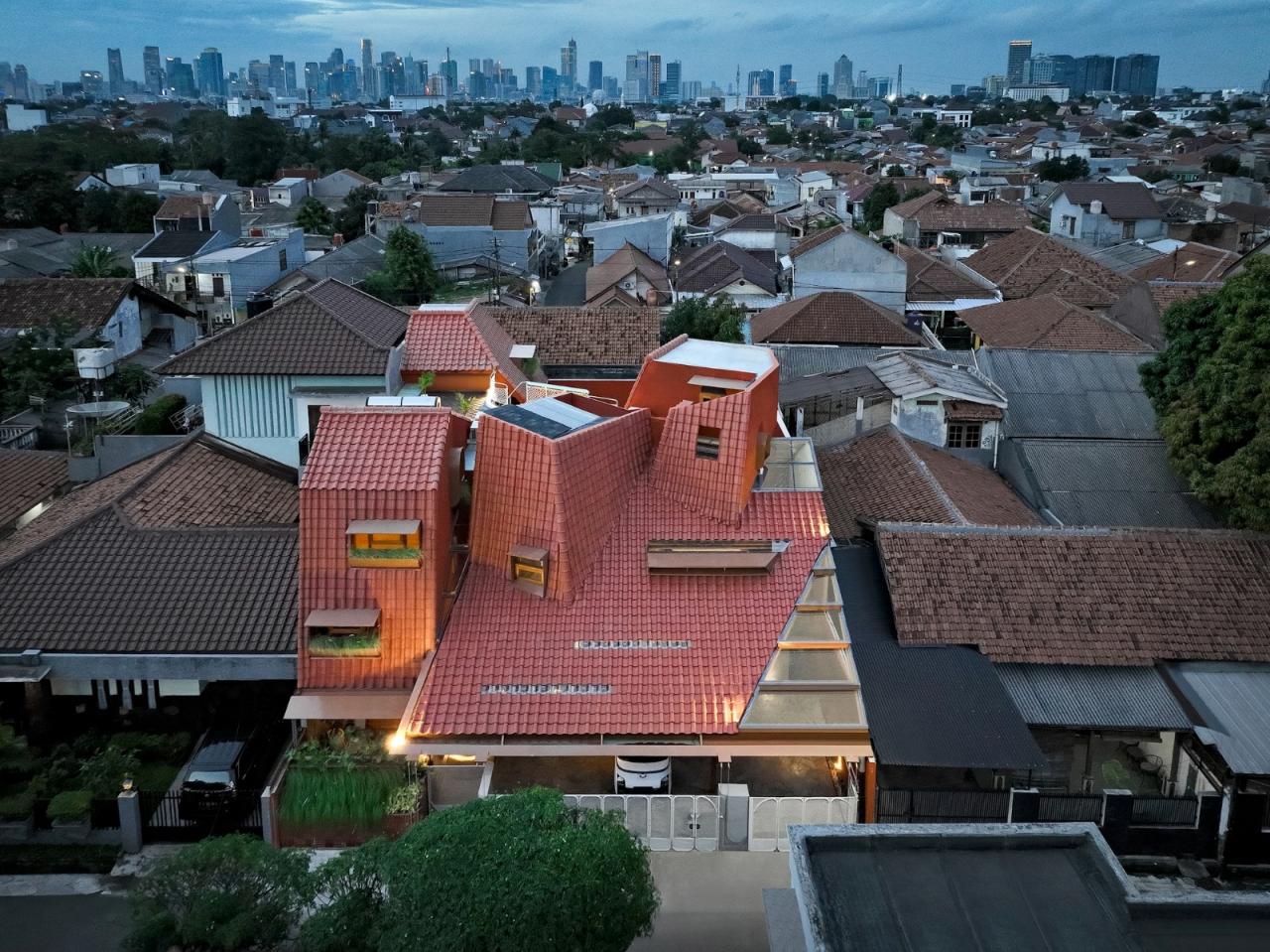 BIM建筑|爪哇屋顶+旋转房间,分心的房子 / Ismail Solehudin Architecture BIM建筑|爪哇屋顶+旋转房间,分心的房子 / Ismail Solehudin Architecture