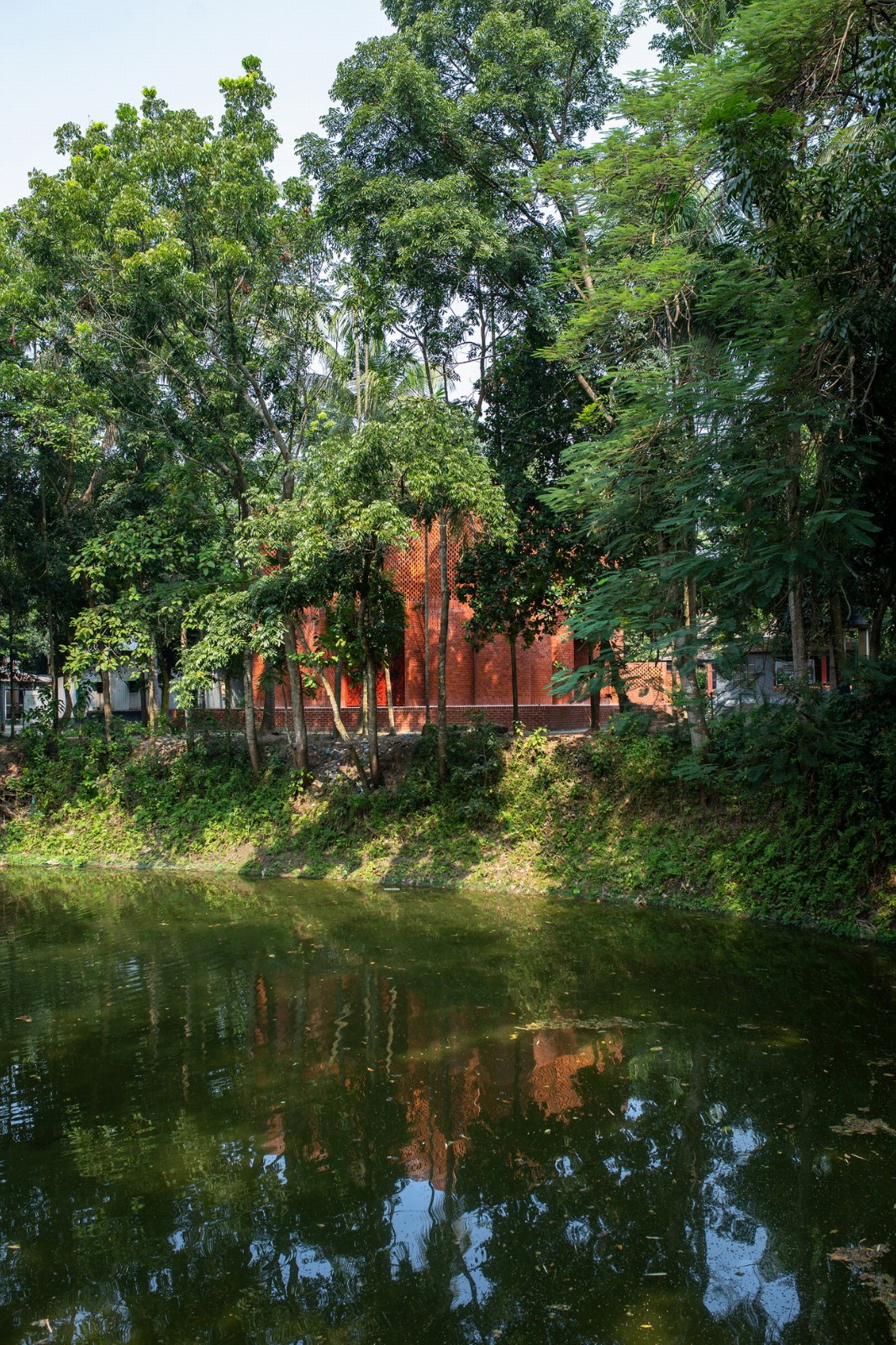 BIM建筑| 陵墓纪念堂,混凝土圆柱‘滴落’ / Sthapotik BIM建筑| 陵墓纪念堂,混凝土圆柱‘滴落’ / Sthapotik