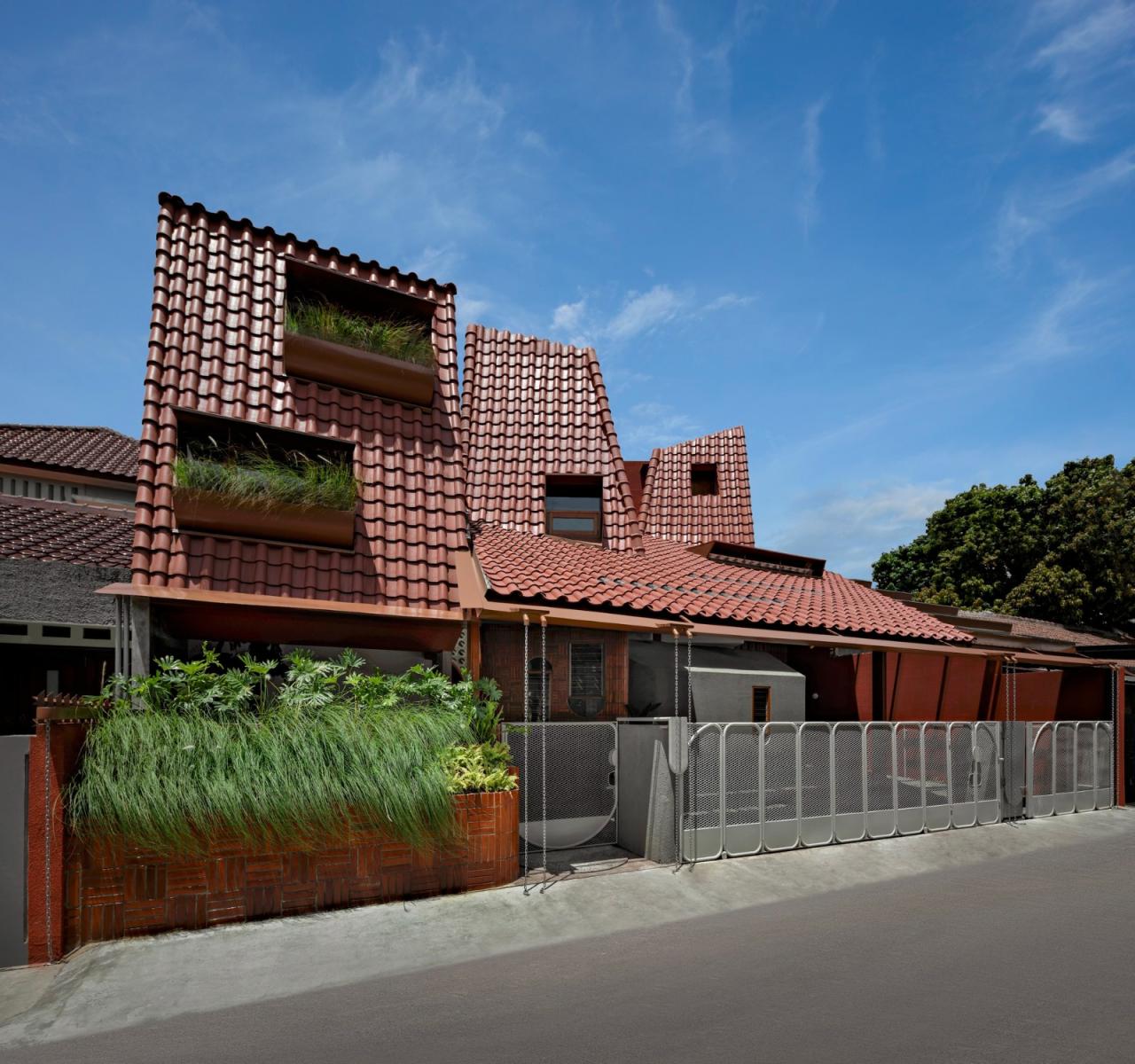 BIM建筑|爪哇屋顶+旋转房间,分心的房子 / Ismail Solehudin Architecture BIM建筑|爪哇屋顶+旋转房间,分心的房子 / Ismail Solehudin Architecture