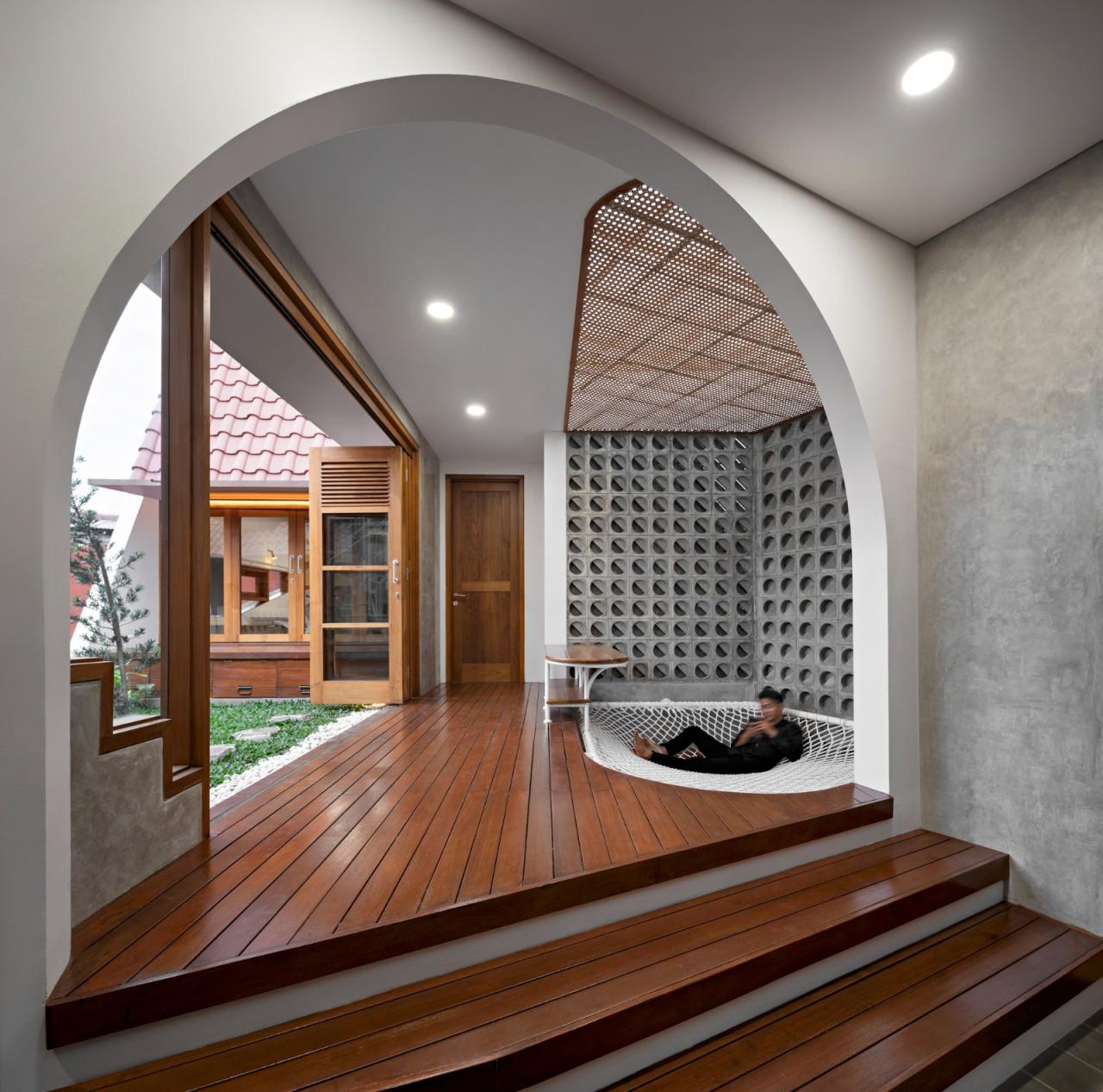 BIM建筑|爪哇屋顶+旋转房间,分心的房子 / Ismail Solehudin Architecture BIM建筑|爪哇屋顶+旋转房间,分心的房子 / Ismail Solehudin Architecture