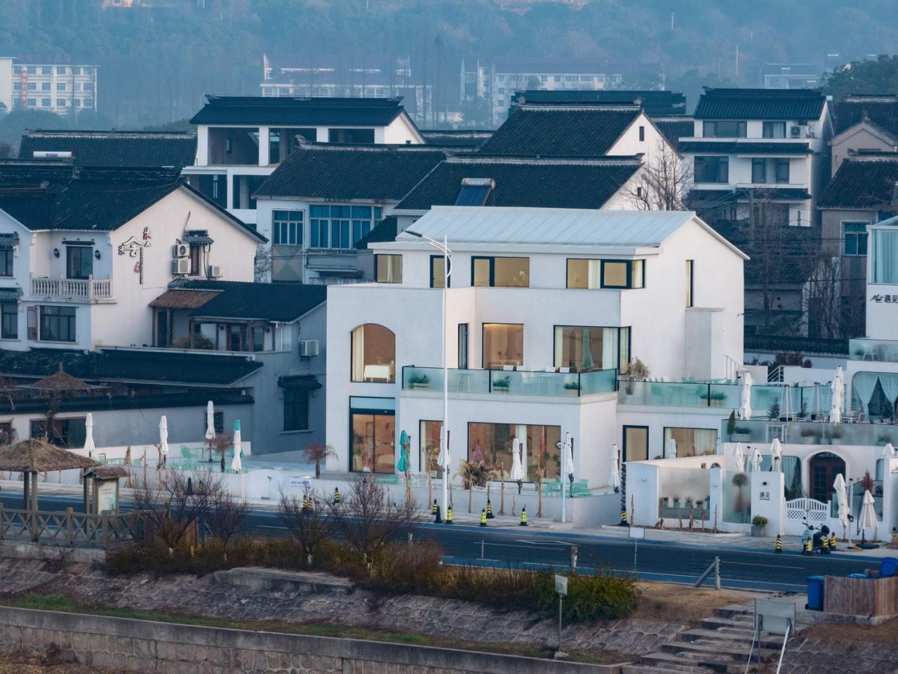 BIM建筑|环湖公路边的度假餐吧 / 平介设计 BIM建筑|环湖公路边的度假餐吧 / 平介设计