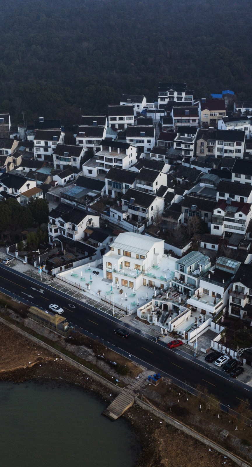 BIM建筑|环湖公路边的度假餐吧 / 平介设计 BIM建筑|环湖公路边的度假餐吧 / 平介设计